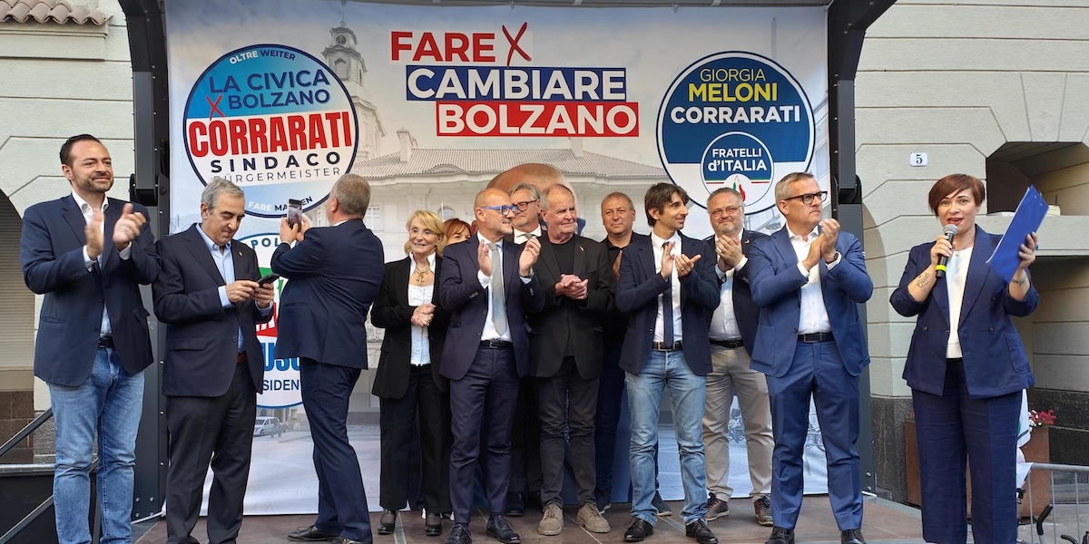 Corrarati con alcuni dirigenti dei partiti di destra al governo nazionale, alla chiusura della campagna elettorale (ANSA)