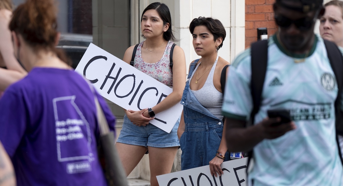 Una protesta del 2022 contro le restrizioni all'accesso all'interruzione di gravidanza (AP Photo/Ben Gray)