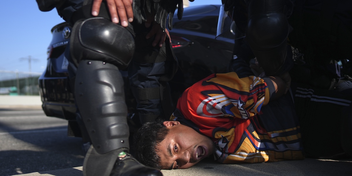 Un manifestante arrestato a Los Angeles il 10 giugno (AP Photo/Eric Thayer)
