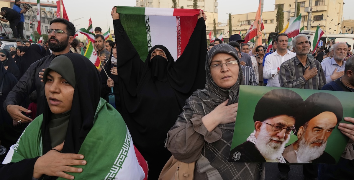 Sostenitori del regime iraniano durante una manifestazione a Teheran, il 24 giugno (AP Photo/Vahid Salemi)