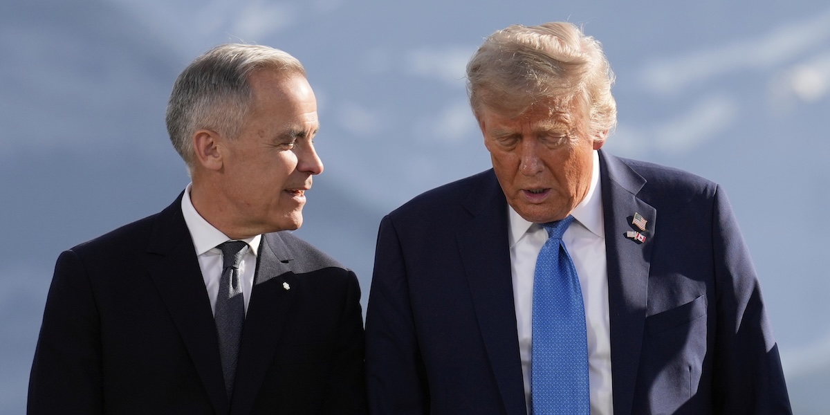 Il primo ministro canadese Mark Carney con Donald Trump il 16 giugno a Kananaskis, in Canada, in occasione del G7: i due hanno solitamente dimostrato rapporti amichevoli (AP Photo/Mark Schiefelbein)